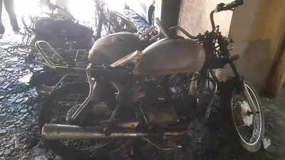 Six vehicles gutted in fire at residential society's parking lot in Nagpur