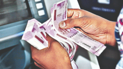 Govt maintains ‘legality’, but traders refuse Rs 2,000 notes