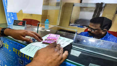 Banks in Mumbai report sparse queues on day one of Rs 2,000 disposal