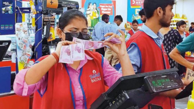Banks in Noida collect Rs 2,000 notes worth 15 crore on Day 1