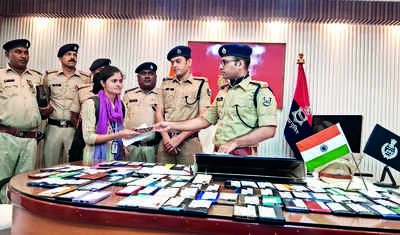 Gopalganj police return 80 stolen cellphones to owners