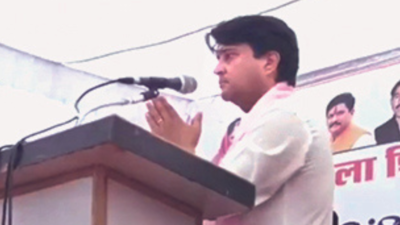 With folded hands, Jyotiraditya Scindia asks for forgiveness from people in Shivpuri