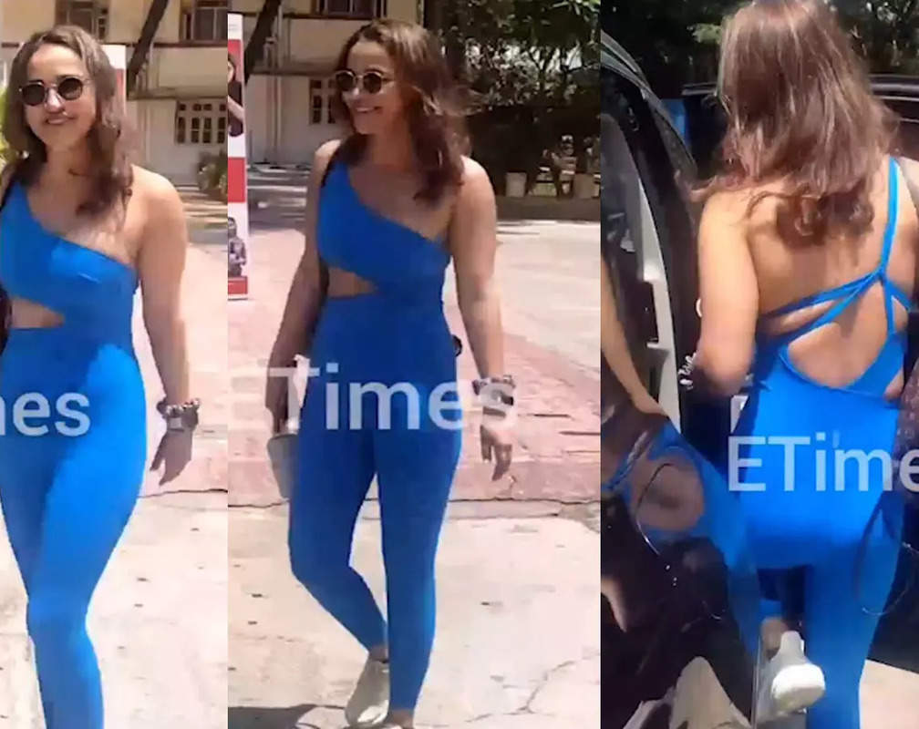 
Aisha Sharma looks fit as a fiddle as she gets clicked post workout in a blue athleisure
