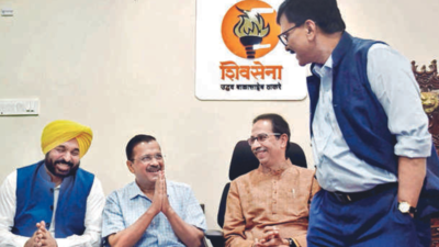 Uddhav Thackeray backs Arvind Kejriwal against Centre's ordinance for Delhi