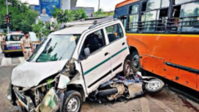 Bus loses control, hits many vehicles; auto driver dead