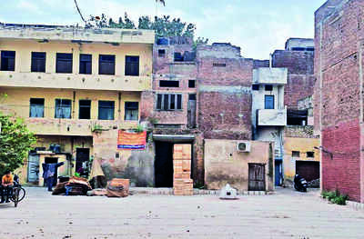 Delay in work: Martyr’s kin call for protest