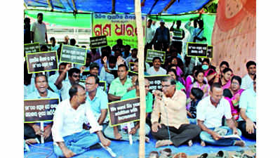 Primary teachers on dharna for pay hike
