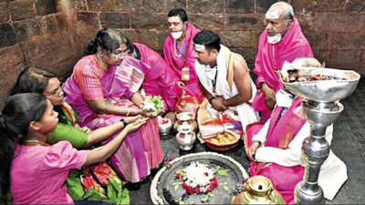 Murmu offers puja at Baidyanath Dham temple