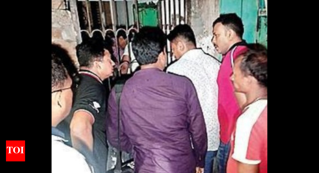 भीड़भाड़ वाली सड़क पर किराना दुकान पर युवक की हत्या | कोलकाता समाचार – टाइम्स ऑफ इंडिया भीड़भाड़ वाली सड़क पर किराना दुकान पर युवक की हत्या | कोलकाता समाचार – टाइम्स ऑफ इंडिया