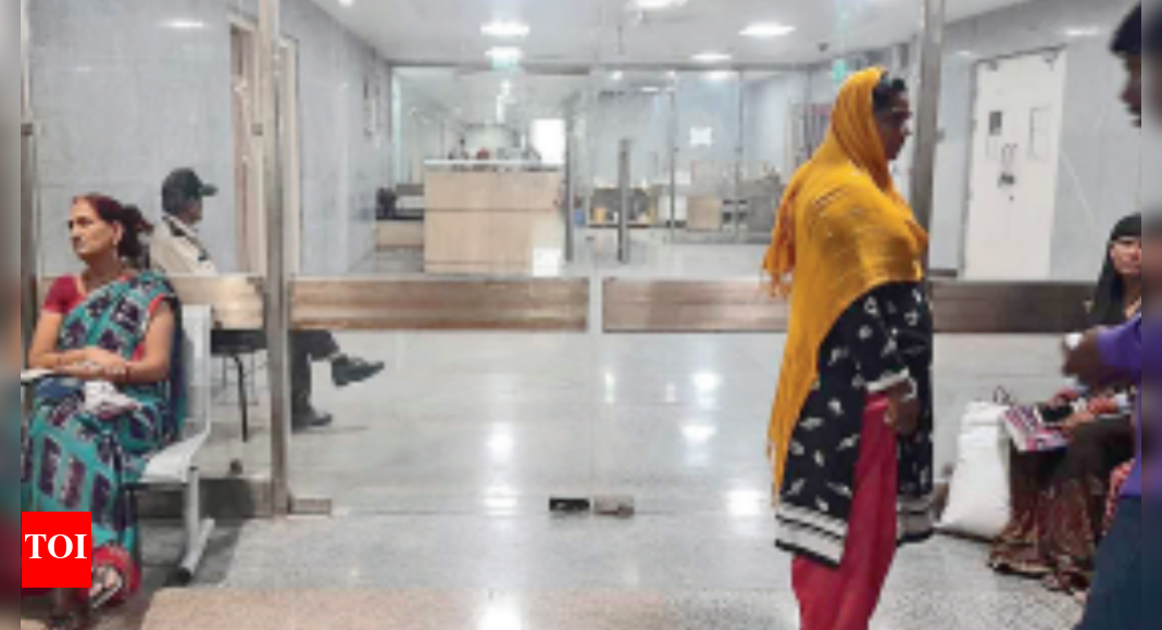 डीसीएच प्रसूति वार्ड में प्रवेश करने वालों पर नजर रखने वाला कोई नहीं | नोएडा समाचार – टाइम्स ऑफ इंडिया डीसीएच प्रसूति वार्ड में प्रवेश करने वालों पर नजर रखने वाला कोई नहीं | नोएडा समाचार – टाइम्स ऑफ इंडिया