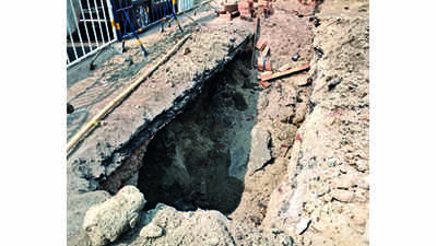 18-yr-old KMC labourer buried alive during sewer line work