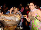 Sara Ali Khan enjoys phuchka on a crowded Kolkata street, pic goes viral