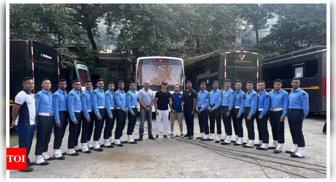 Siddharth Anand brings in real life IAF officers to be part of Hrithik Roshan’s Fighter | Hindi Movie News