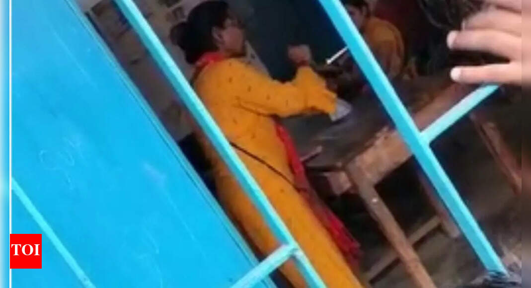 पटना स्कूल कैंपस में टीचर और प्रिंसिपल के बीच झड़प का वीडियो सोशल मीडिया पर वायरल | पटना समाचार – टाइम्स ऑफ इंडिया पटना स्कूल कैंपस में टीचर और प्रिंसिपल के बीच झड़प का वीडियो सोशल मीडिया पर वायरल | पटना समाचार – टाइम्स ऑफ इंडिया