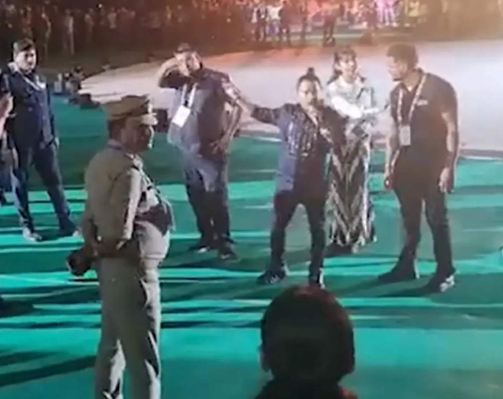 
‘TAMEEZ SEEKHO’: Video of Kailash Kher losing cool at the organisers and audience at Khelo India event in Lucknow goes viral
