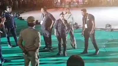 Kailash Kher lashes out at event organisers for cutting short his live performance: 'Tameez seekho, hoshiyari jhaad rahe ho'
