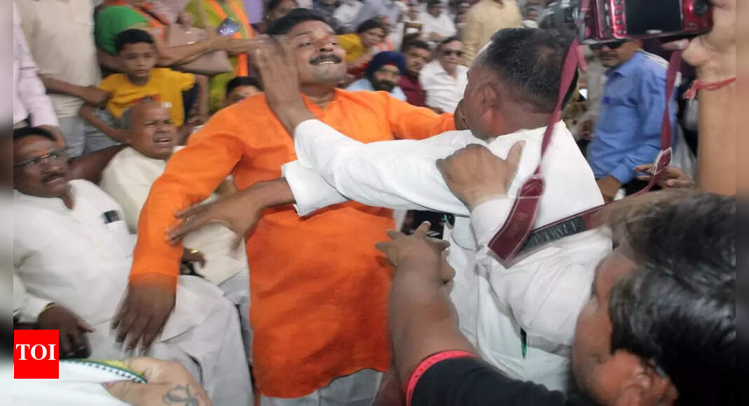 मेरठ में वंदे मातरम को लेकर बीजेपी और एआईएमआईएम के पार्षद आपस में भिड़ गए मेरठ समाचार – टाइम्स ऑफ इंडिया मेरठ में वंदे मातरम को लेकर बीजेपी और एआईएमआईएम के पार्षद आपस में भिड़ गए मेरठ समाचार – टाइम्स ऑफ इंडिया