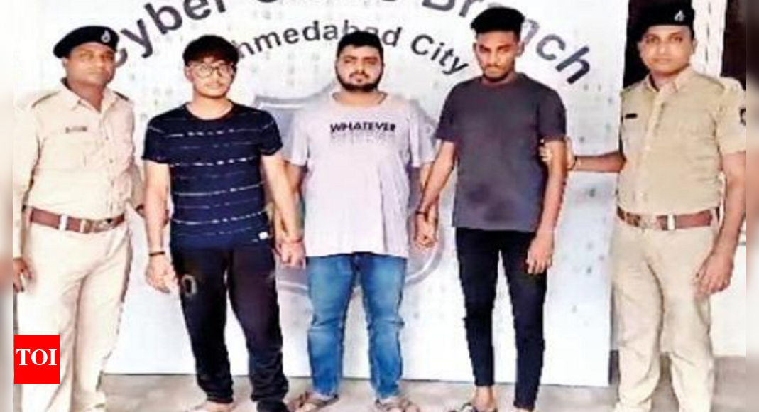 3 अमेरिकी नागरिकों को ठगने के आरोप में अहमदाबाद में गिरफ्तार | अहमदाबाद समाचार – टाइम्स ऑफ इंडिया 3 अमेरिकी नागरिकों को ठगने के आरोप में अहमदाबाद में गिरफ्तार | अहमदाबाद समाचार – टाइम्स ऑफ इंडिया