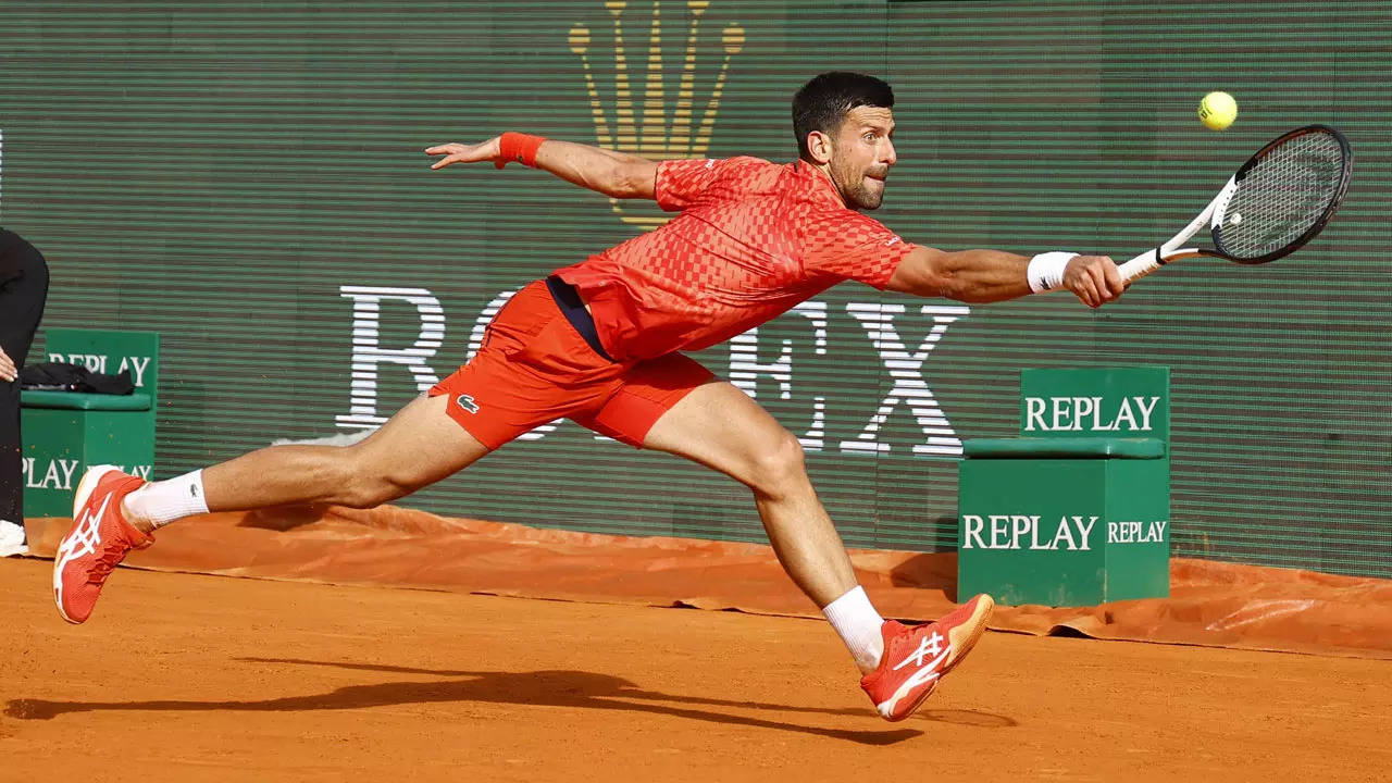 Novak Djokovic, Iga Swiatek advance to Italian Open last-16
