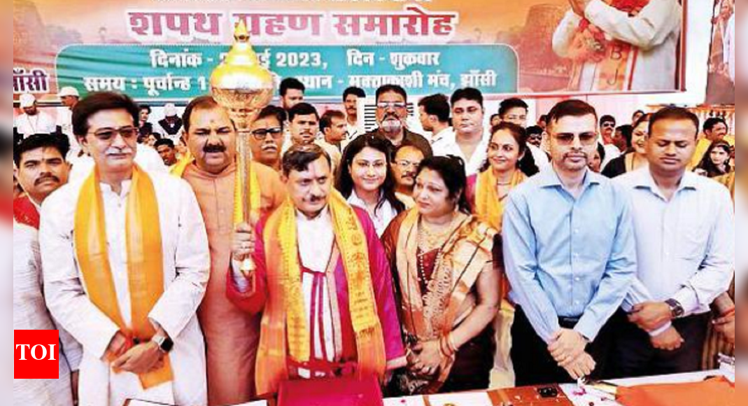 नवनिर्वाचित झांसी महापौर व पार्षदों ने ली शपथ | कानपुर समाचार – टाइम्स ऑफ इंडिया नवनिर्वाचित झांसी महापौर व पार्षदों ने ली शपथ | कानपुर समाचार – टाइम्स ऑफ इंडिया