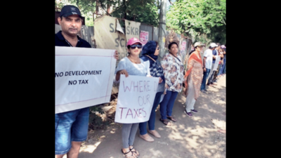 Hundreds of NIBM-Undri Rd residents protest against lack of amenities, form human chain