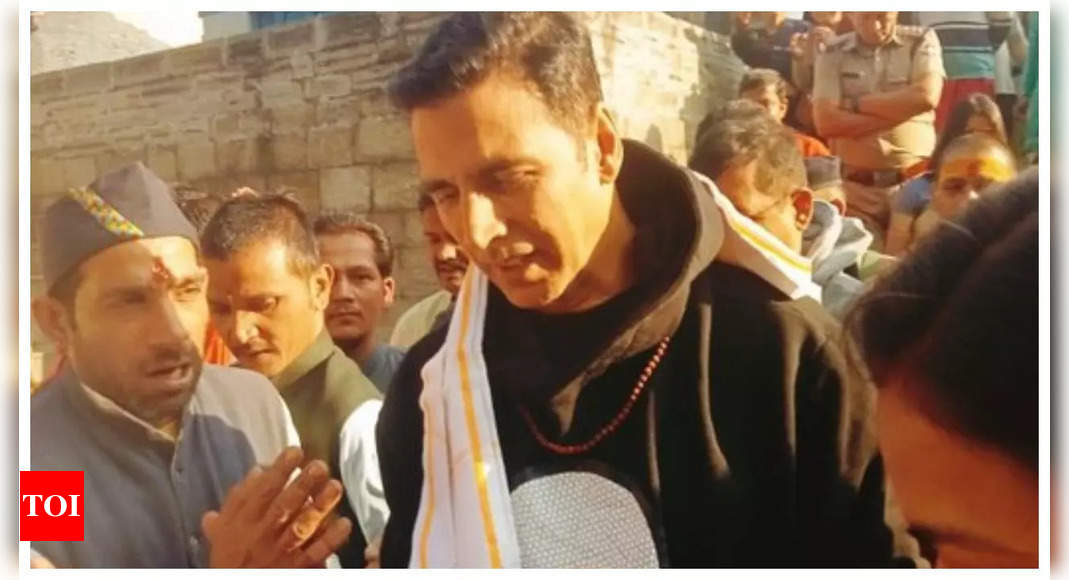 Akshay Kumar offers prayers at Badrinath Dham, greets fans with folded hands | Hindi Movie News – Times of India