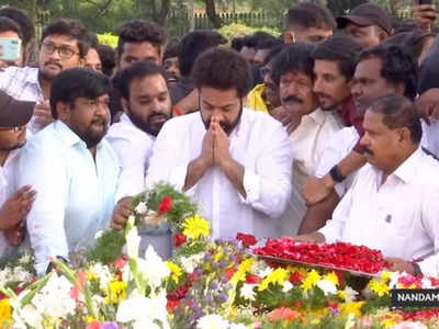 Watch: Fans outrage as Jr NTR faces mob at NTR Ghat on Nandamuri Taraka Rama Rao's centenary | Telugu Movie News - Times of India