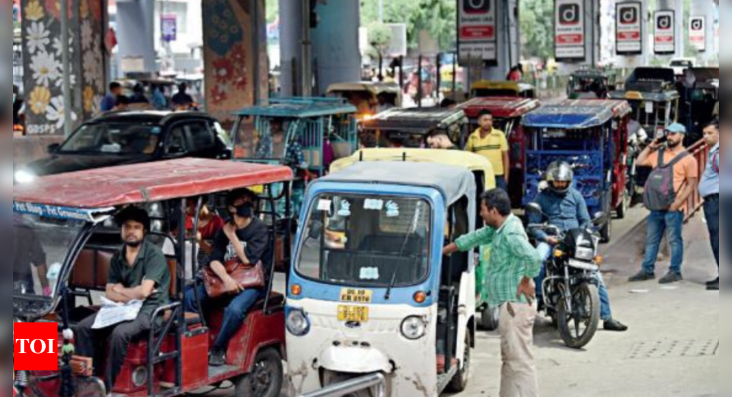 Recklessly yours! E-rickshaws continue to defy all rules in Delhi | Delhi  News -
