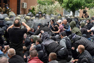 25 Nato soldiers injured in Kosovo clashes with Serb protesters