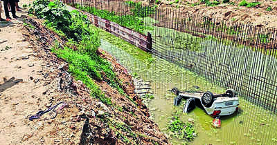 Businessman dies, wife critical as car falls into Taladanda canal