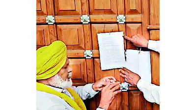 Farm activists paste charter of demands on Badal house gate
