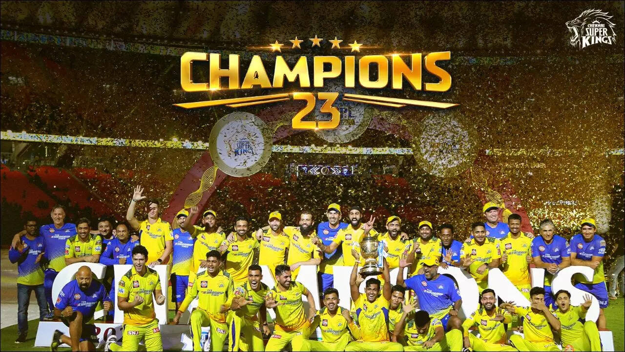 [Khush Hote Hue Khiladi aur Fans Trophy Ke Sath]