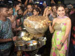 ​Sara Ali Khan enjoys the delicacy of phuchkas on a crowded Kolkata street