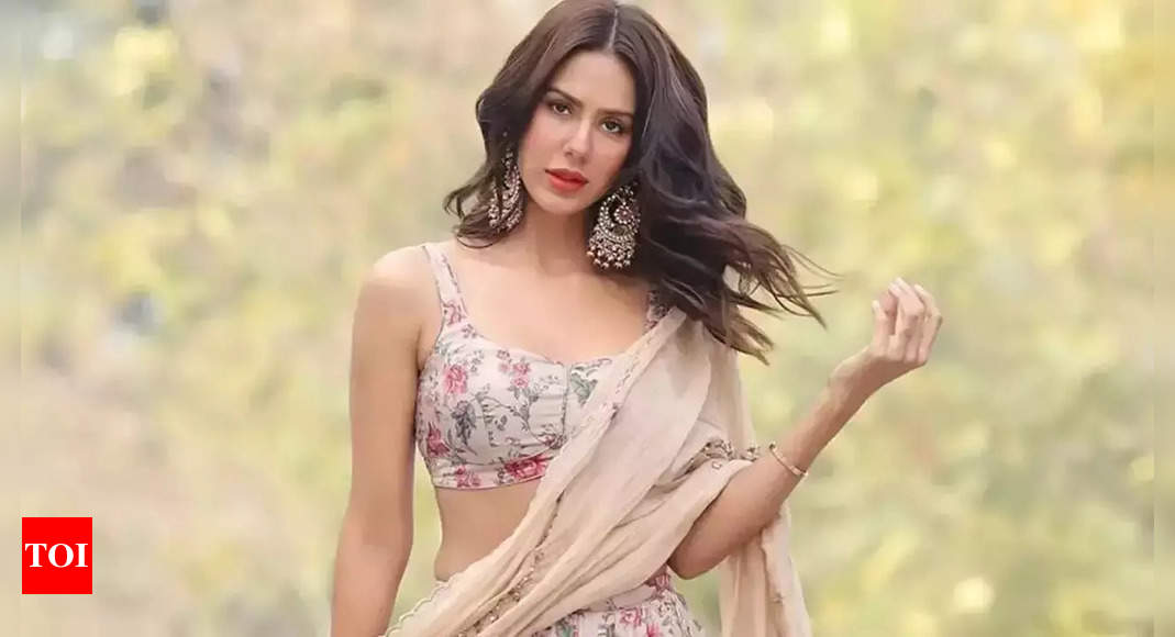 sonam bajwa en traje punjabi