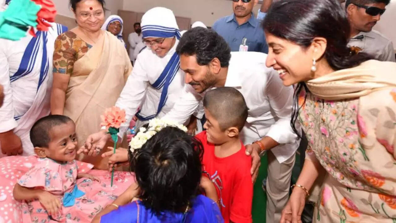 YSRCP leaders and cadres celebrates YS Jagan's 4-year rule, CM visits Nirmala Hriday | Vijayawada News - Times of India