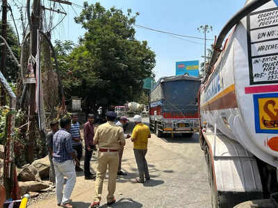 Traffic police collect pending e-challans from traffic violators in Maharashtra's Kalyan