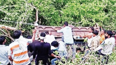 8 Rajasthan pilgrims killed, 27 injured as tractor trolley falls into ...