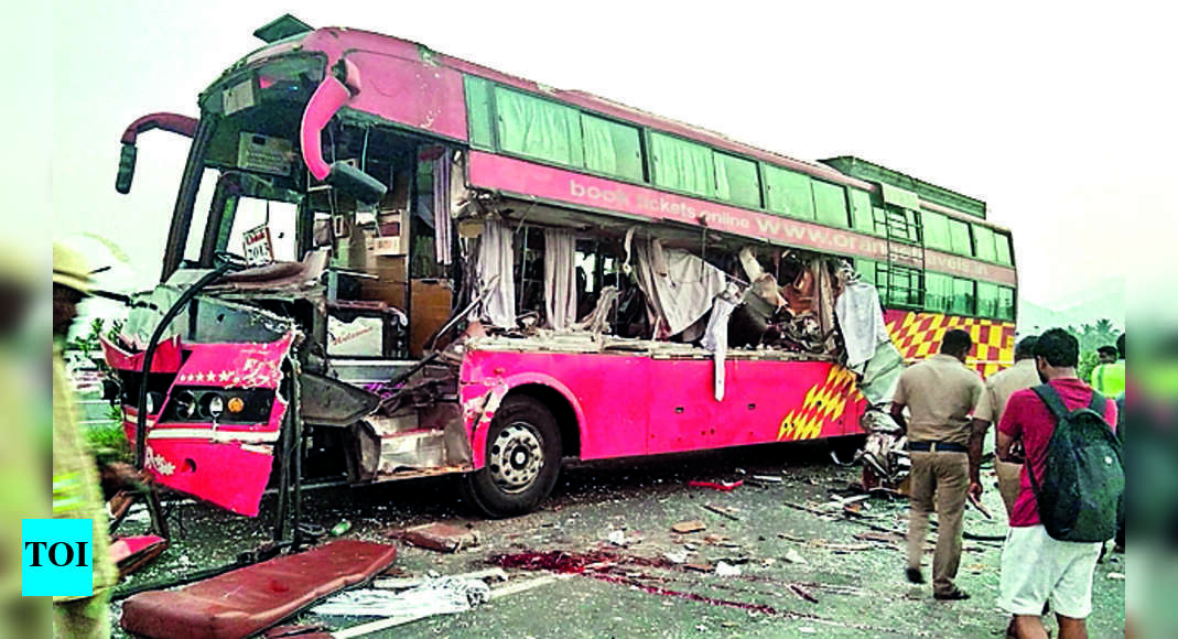 Five Injured As Omni Bus Rams Truck At Vazhapadi | Coimbatore News