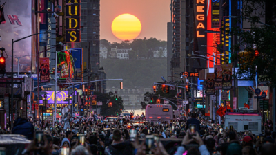 Hundreds of New Yorkers gather to witness the rare ‘Manhattanhenge’