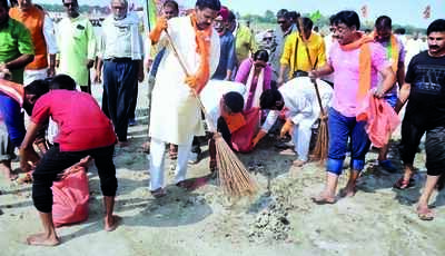 BJP workers take up cleanliness campaign on ghats
