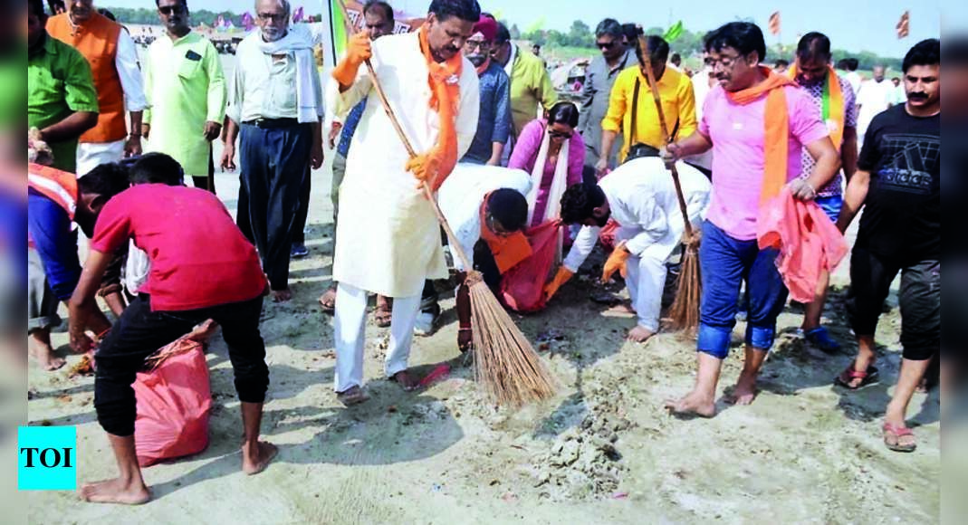 Bjp Workers Take Up Cleanliness Campaign On Ghats