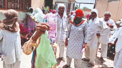 Pensioners get notes of Rs 2,000 from post office in Sonipat