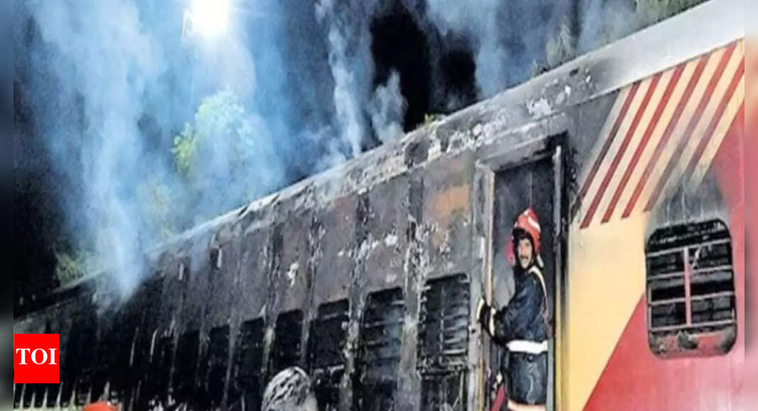 Kerala Train Fire Accident Fire breaks out in AlappuzhaKannur Express