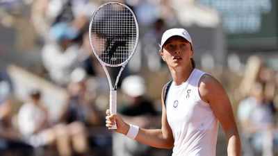 Iga Swiatek briefly loses focus on way to French Open third round