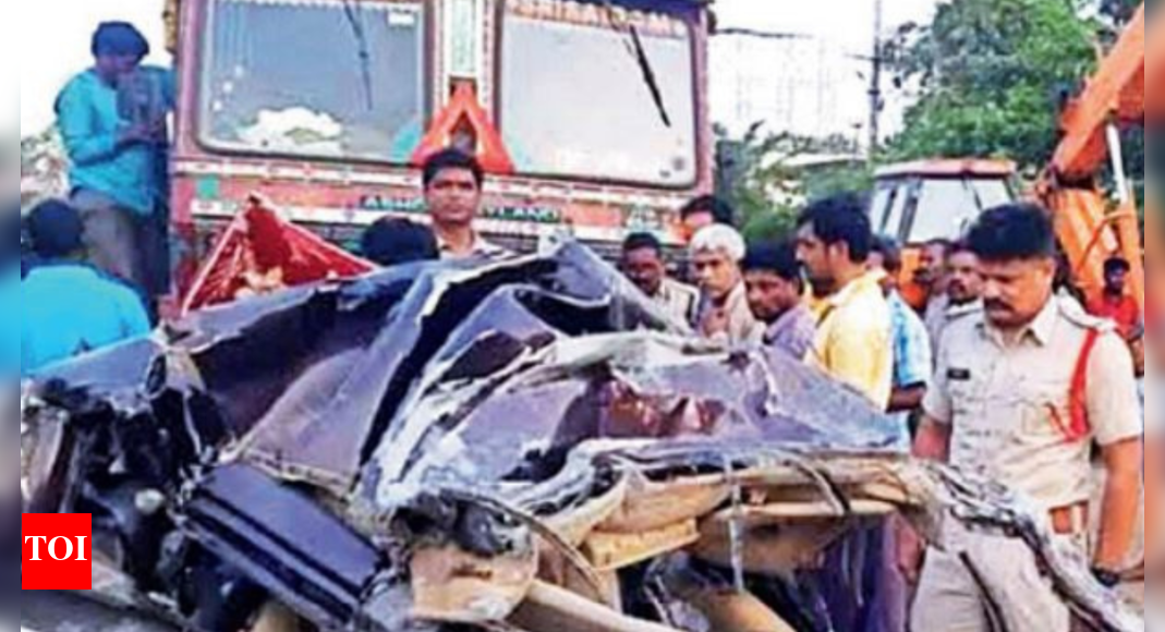 Car crushed between two trucks, 3 of family die, one kid escapes with