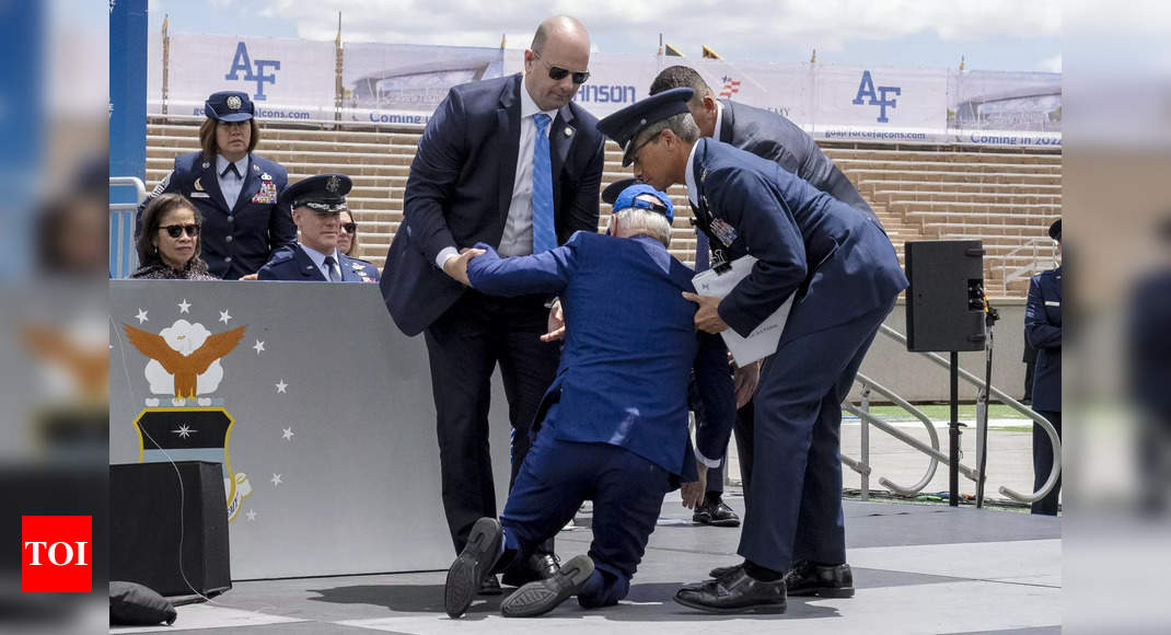 Joe Biden trébuche et tombe sur scène lors de la cérémonie de remise des diplômes de l’Air Force