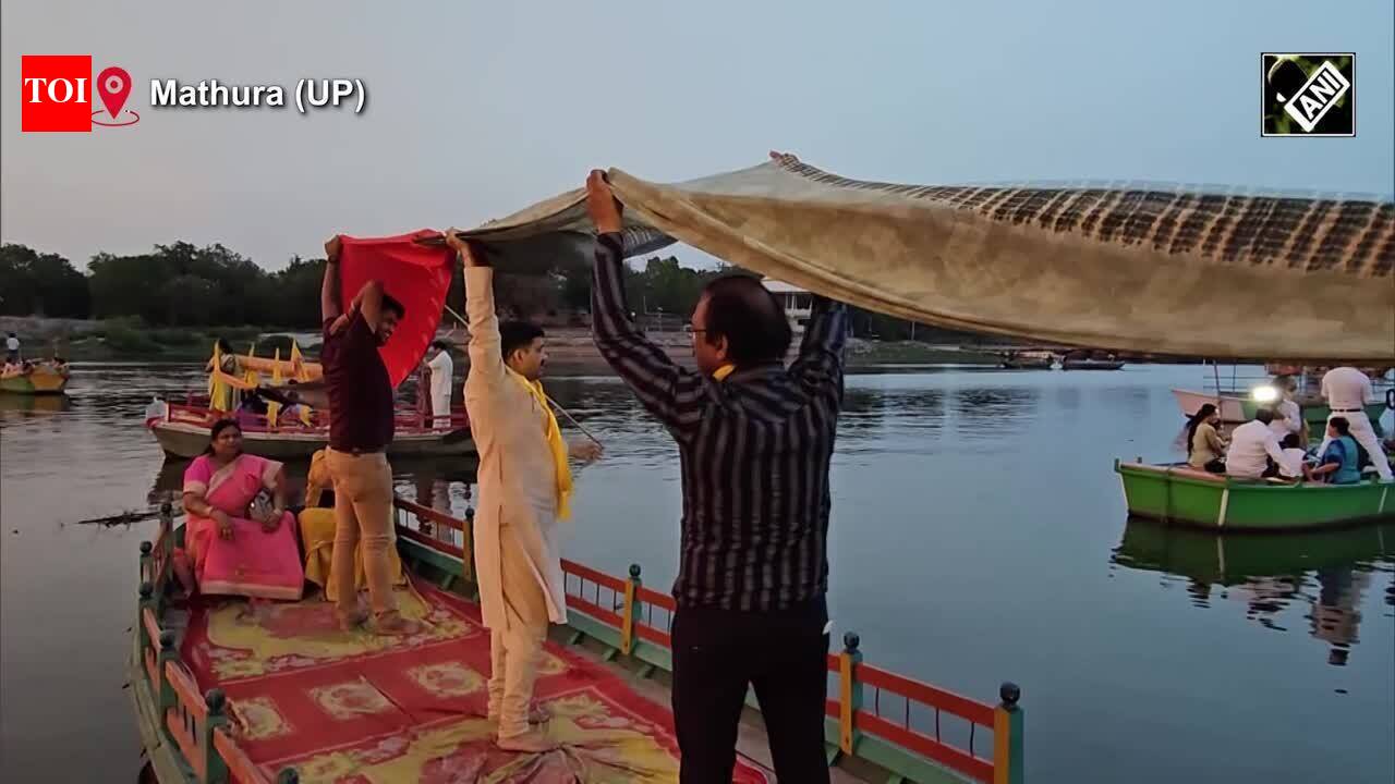yamuna: UP: Devotees participate in ‘Chunri Manorath Mahotsav’ in Vrindavan