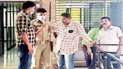 A'bad man kills self in Vadodara hotel