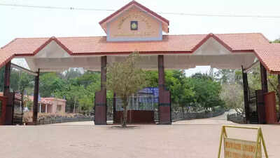Yadapadithaya retires, Jayaraj Amin takes charge as acting Mangalore University VC