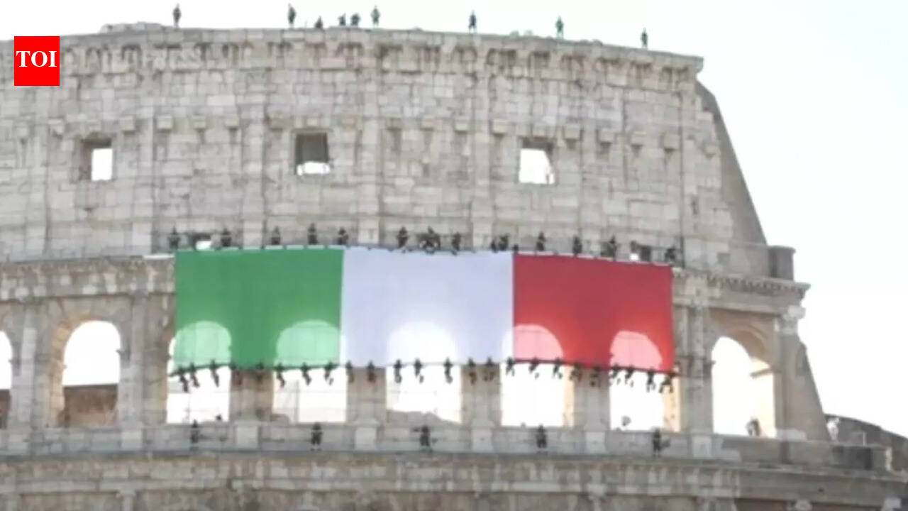 Flag rappelled on Colosseum on Italy national day
